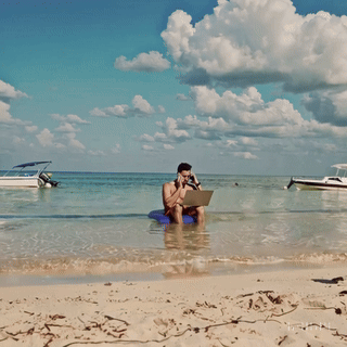 Mann mit Laptop im Wasser